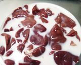 疲れた体に！鶏レバニラ作り方1写真