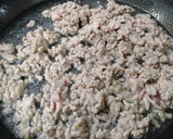 簡単！ひき肉と小松菜の塩昆布炒め作り方2写真