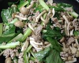 簡単！ひき肉と小松菜の塩昆布炒め作り方3写真