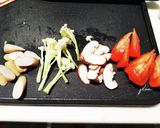 【幼児食】ソーセージとトマトのマヨソテー作り方1写真