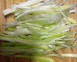 鶏肉手羽元と大根白ネギの煮物作り方3写真