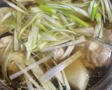 鶏肉手羽元と大根白ネギの煮物作り方5写真