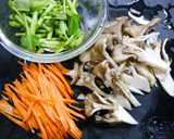 簡単！舞茸と空心菜のお味噌汁　生姜風味作り方1写真