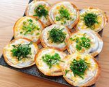 簡単おつまみ☆余った餃子の皮で明太ピザ作り方8写真
