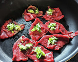 手軽に作れる！牛モモ肉の長ネギ旨タレ焼き作り方3写真
