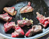 手軽に作れる！牛モモ肉の長ネギ旨タレ焼き作り方4写真