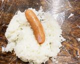 朝ごはんに♪ウィンナーおにぎり♪作り方2写真