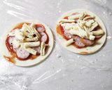 残った餃子の皮で…！ ミニピザ作り方1写真