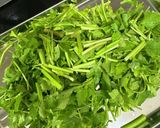 鶏もも肉とせりのピリ辛香り炒め作り方3写真