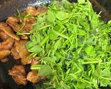 鶏もも肉とせりのピリ辛香り炒め作り方5写真