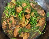 鶏もも肉とせりのピリ辛香り炒め作り方6写真