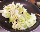 簡単！魚肉ソーセージとキャベツの炒め物♫作り方2写真
