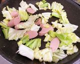 簡単！魚肉ソーセージとキャベツの炒め物♫作り方3写真