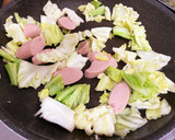 簡単！魚肉ソーセージとキャベツの炒め物♫作り方3写真