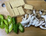 厚揚げとししとうとしめじのコチュ炒め作り方1写真