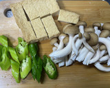 厚揚げとししとうとしめじのコチュ炒め作り方1写真