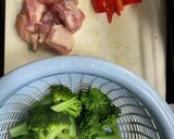 ブロッコリーと鶏もも肉のピリ辛旨味炒め作り方1写真