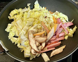 白菜とソーセージの焼きそば・焼肉のタレで作り方2写真