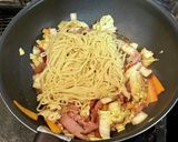 白菜とソーセージの焼きそば・焼肉のタレで作り方4写真