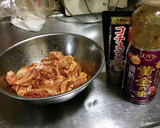 エバラ黄金の味でもやしと豚肉の濃熟炒め作り方1写真