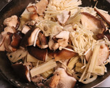 豚肉エノキタケ生しいたけ蓮根の甘辛炒め作り方5写真