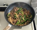 簡単!牛肉とピーマン玉ねぎのソース炒め作り方8写真