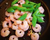 えびとスナップエンドウの春色炒め作り方4写真