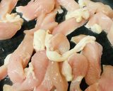 市販サラダと鶏肉の生クリームソース炒め作り方1写真