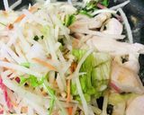 市販サラダと鶏肉の生クリームソース炒め作り方2写真