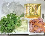 ロースハムと玉ネギと豆苗で即席春雨スープ作り方1写真