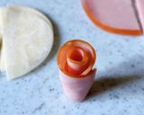 お弁当に★ハムと餃子の皮で薔薇の花作り方2写真