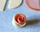 お弁当に★ハムと餃子の皮で薔薇の花作り方3写真