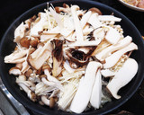 超簡単！きのこと鶏もも肉の中華風鍋！作り方4写真