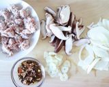 【サルシッチャとキノコの煮込みパスタ】作り方1写真