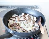 【サルシッチャとキノコの煮込みパスタ】作り方3写真