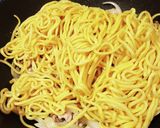 どんどん入れてく！目玉焼き乗っけ焼きそば作り方10写真