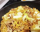 どんどん入れてく！目玉焼き乗っけ焼きそば作り方15写真