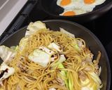 どんどん入れてく！目玉焼き乗っけ焼きそば作り方17写真