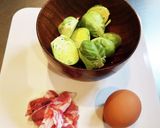 豚肉と芽キャベツの卵入り味噌汁作り方1写真