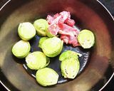 豚肉と芽キャベツの卵入り味噌汁作り方2写真
