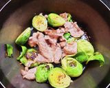 豚肉と芽キャベツの卵入り味噌汁作り方3写真
