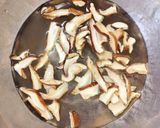 鶏むね肉と 干し椎茸の 味噌中華スープ作り方1写真