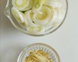 だし要らず♩いわし缶と長ねぎのみそ汁作り方1写真