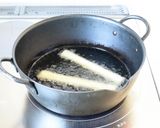おつまみに【チーズの巻き揚げ（ジャム添え作り方5写真