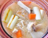 ハリッサ入り鶏肉と野菜の“みそスープ”♪作り方4写真