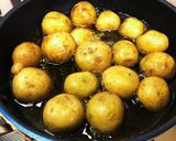 小丸じゃがいもと豚ひき肉の揚げ煮作り方2写真
