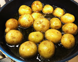 小丸じゃがいもと豚ひき肉の揚げ煮作り方2写真