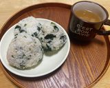ごま油でストレス撃退！\わかめおにぎり/作り方6写真