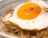 醤油麹でうま味ＵＰ★もやしの目玉焼載せ作り方5写真