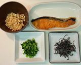 鮭と塩昆布と菜っ葉のおにぎり作り方6写真